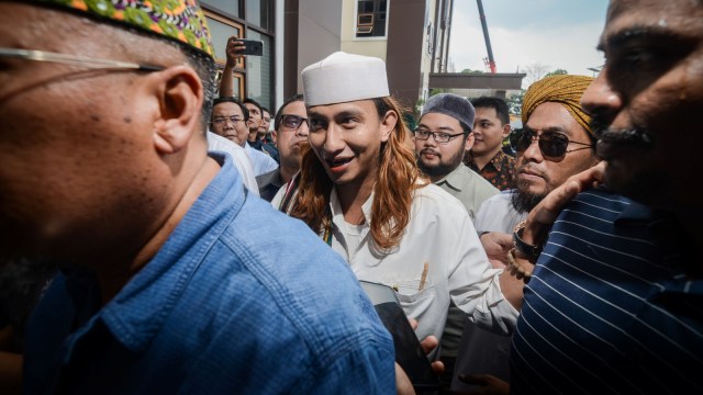 Habib Bahar bin Ali bin Smith menjawab pertanyaan wartawan sebelum menjalani pemeriksaan perdana di Direktorat Kriminal Umum Polda Jawa Barat, Bandung, Jawa Barat, Selasa (18/12/2018). (Foto: ANTARA FOTO/Raisan Al Farisi)