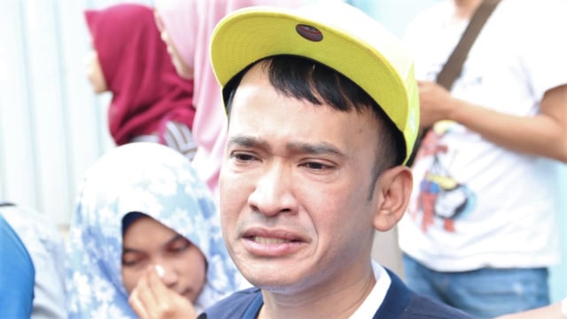 Presenter Ruben Onsu menangis keluarganya kembali dapat teror. (Foto: Munady Widjaja.)