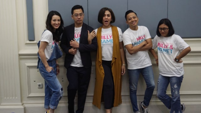 Para pemain film Milly & Mamet saat bertamu ke kantor kumparan. (Foto: Dicky Adam Sidiq/kumparan)