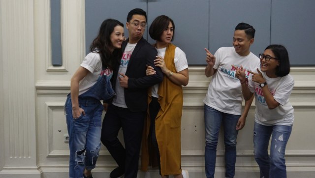 Para pemain film Milly & Mamet saat bertamu ke kantor kumparan. (Foto: Dicky Adam Sidiq/kumparan)