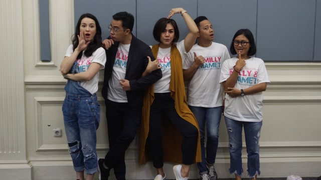 Para pemain film Milly & Mamet saat bertamu ke kantor kumparan. (Foto: Dicky Adam Sidiq/kumparan)