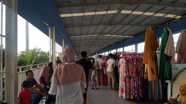 Jalan layang di Tanah Abang digunakan untuk menyediakan tempat bagi para PKL, Jakarta Pusat. (Foto: Efira Tamara Thenu/kumparan)
