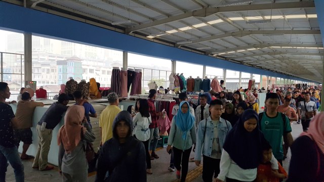 Jalan layang di Tanah Abang digunakan untuk menyediakan tempat bagi para PKL, Jakarta Pusat. (Foto: Efira Tamara Thenu/kumparan)