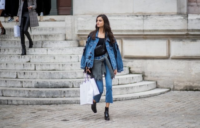 Inspirasi Mengikat Sweater Penuh Gaya di Pinggangmu ala Street Styler Wajib Dicoba!