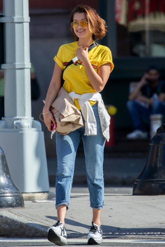 Inspirasi Mengikat Sweater Penuh Gaya di Pinggangmu ala Street Styler Wajib Dicoba! (2)