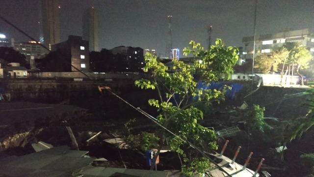Jalan amblas di Surabaya. (Foto: Istimewa)