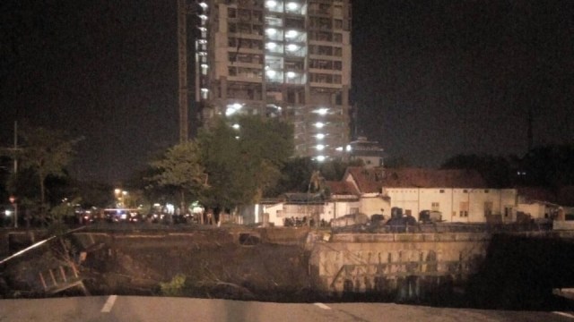 Jalan amblas di Surabaya. (Foto: Istimewa)