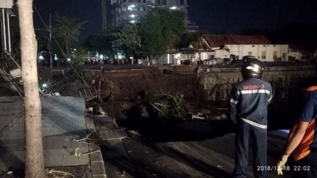 Jalan amblas di Surabaya. (Foto: Istimewa)