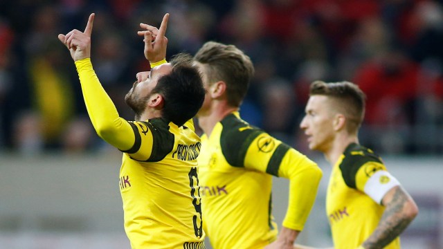 Selebrasi Paco Alcacer usai mencetak gol. (Foto:  REUTERS/Thilo Schmuelgen)