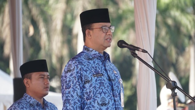Gubernur DKI Jakarta Anies Baswedan (kanan) di upacara peringatan Hari Bela Negara ke-70 tahun 2018 di Lapangan Silang Monas Selatan, Jakarta Pusat, Rabu (19/12/2018). Foto: Irfan Adi Saputra/kumparan