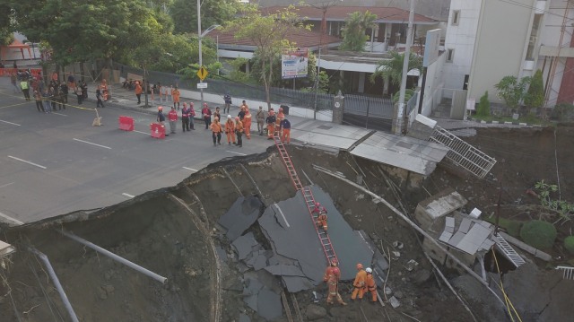 Petugas di sekitar lokasi amblesnya Jalan Raya Gubeng, Surabaya. (Foto: Instagram/@dishubsurabaya)