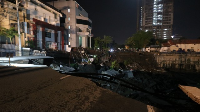 Kondisi tanah amblas di Kawasan Gubeng Surabaya, Jawa Timur, Selasa (18/12/2018). (Foto: ANTARA FOTO/Didik Suhartono)