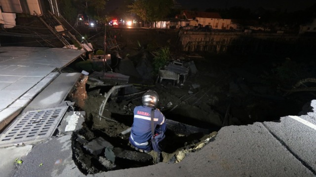 Kondisi tanah amblas di Kawasan Gubeng Surabaya, Jawa Timur, Selasa (18/12/2018). (Foto: ANTARA FOTO/Didik Suhartono)