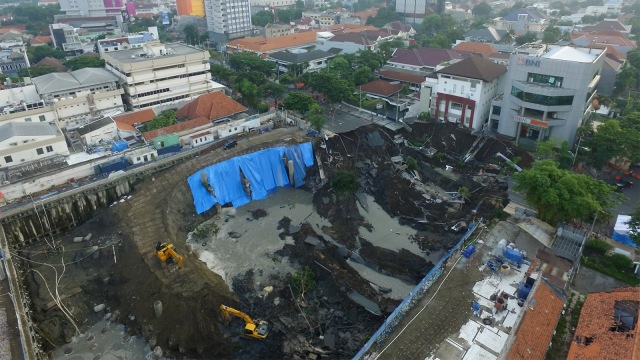 Foto dari udara kondisi tanah ambles di Jalan Raya Gubeng, Surabaya, Jawa Timur. Foto: ANTARA FOTO/Didik Suhartono