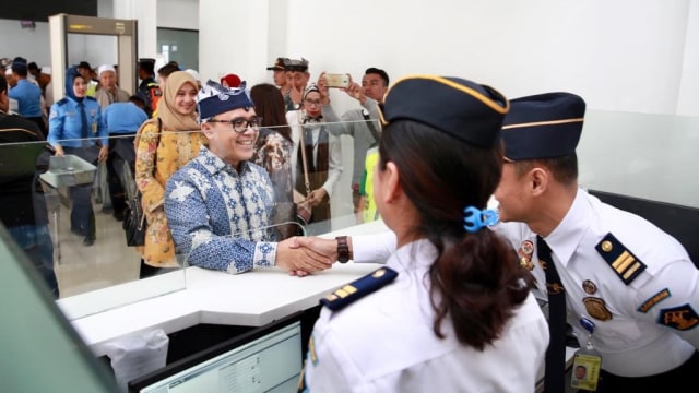 Bupati Banyuwangi, Abdullah Azwar Anas bersalaman dengan petugas bandara Banyuwangi. (Foto: Dok. istimewa)