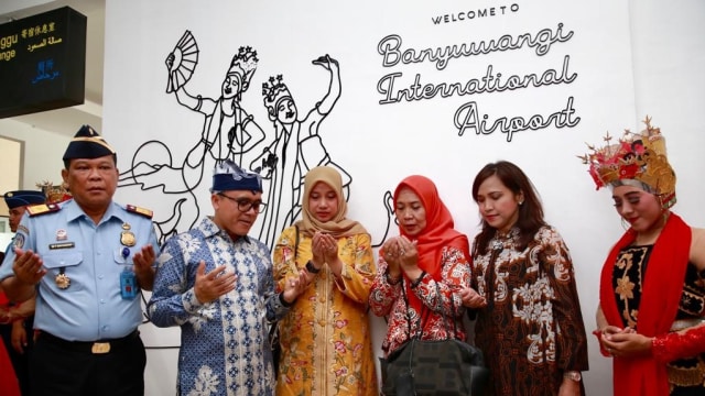 Bupati Banyuwangi, Abdullah Azwar Anas (kedua dari kiri) berdoa usai resmikan Bandara Banyuwangi yag sudah layani rute Internasional. (Foto: Dok. istimewa)
