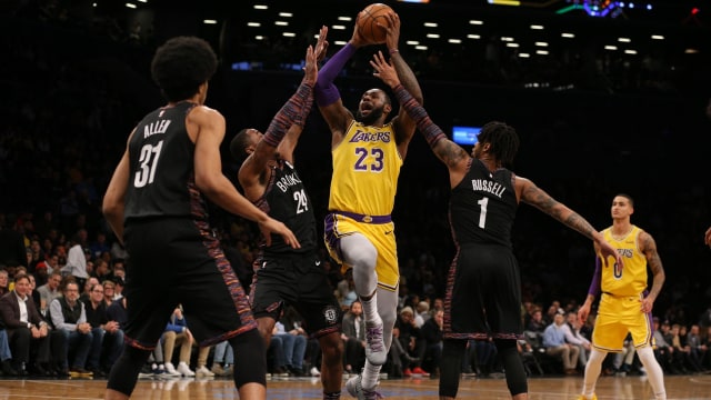 Pemain Lakers, LeBron James, diadang oleh para pemain Ntes. Foto: Brad Penner-USA TODAY Sports via Reuters