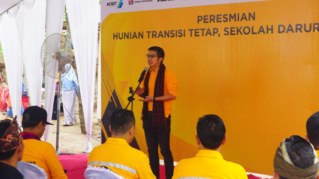 Presdir PT United Tractors Tbk, Gidion Hasan bersama warga saat meresmikan Huntrap di Dusun Leong Tengah, Lombok Utara, Rabu (19/12). (Foto: Fachrul Irwinsyah/kumparan)
