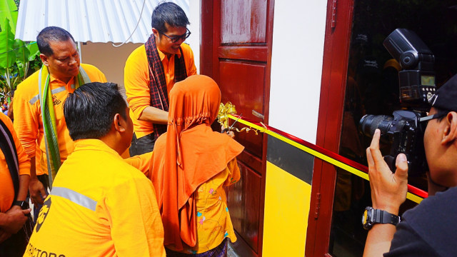 Presdir PT United Tractors Tbk, Gidion Hasan bersama seorang warga saat meresmikan Huntrap di Dusun Leong Tengah, Desa Tegal Maja, Lombok Utara. (Foto: Fachrul Irwinsyah/kumparan)