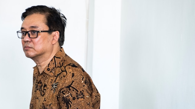 Terdakwa kasus dugaan suap Billy Sindoro (tengah) bersiap menjalani sidang perdana di Pengadilan Negeri Bandung, Jawa Barat, Rabu (19/12/2018). Foto: ANTARAFOTO/Raisan Al Farisi