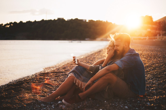 Liburan bersama pasangan. (Foto: Shutterstock)