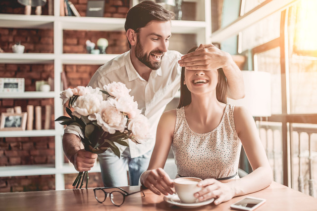 Memberi Kejutan. (Foto: Shutterstock)