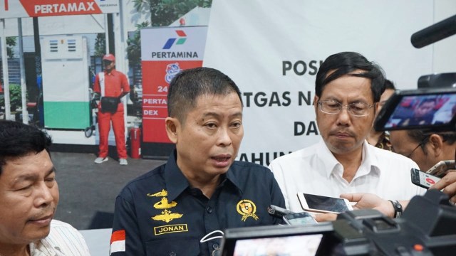 Menteri ESDM Ignasius Jonan (tengah) di Terminal BBM Pengapon, Semarang. (Foto: Afiati Tsalitsati/kumparan)