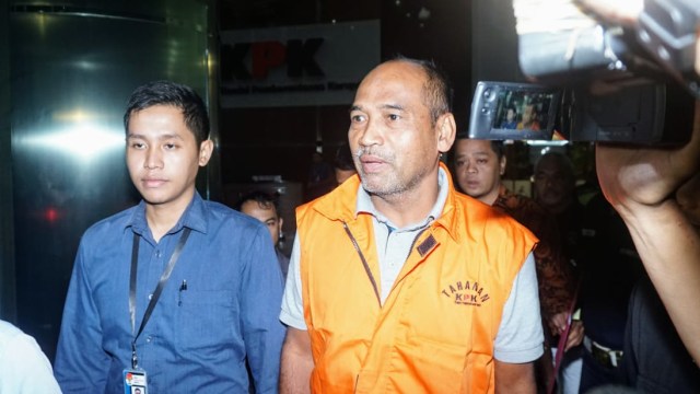 Deputi IV Kementerian Pemuda dan Olahraga, Mulyana (kanan) usai diperiksa KPK, Kamis (20/12). Mulyana ditetapkan sebagai tersangka  terkait kasus dana hibah Kemenpora ke KONI. (Foto: Nugroho Sejati/kumparan)