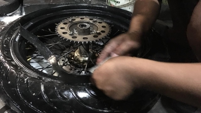 Ban Tubeless pada Velg jari-jari (Foto: Alfons Yoshio/kumparan)