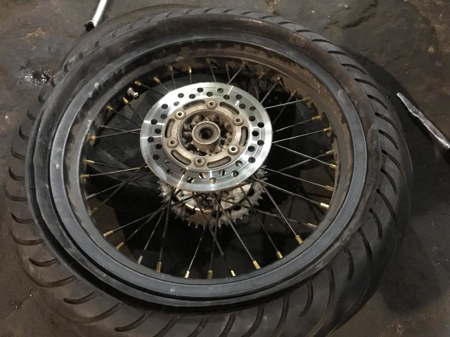 Ban Tubeless pada Velg jari-jari (Foto: Alfons Yoshio/kumparan)