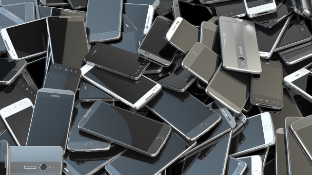 Ilustrasi handphone ilegal. Foto: Shutter Stock