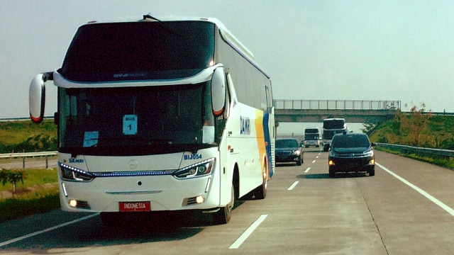 Bus yang ditumpangi Presiden Joko Widodo dan Iriana di Jalan Tol Surabaya-Semarang. (Foto: Dok. Presidential Palace/Agus Suparto)