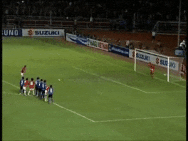 Kegagalan Firman Utina saat eksekusi pinalti di leg II Piala AFF 2010. (Foto: Youtube/@asyrafiqbal)