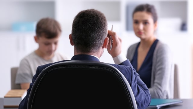 Ilustrasi orang tua dan anak sedang mengambil nilai rapor anak di sekolah. Foto: Shutter Stock