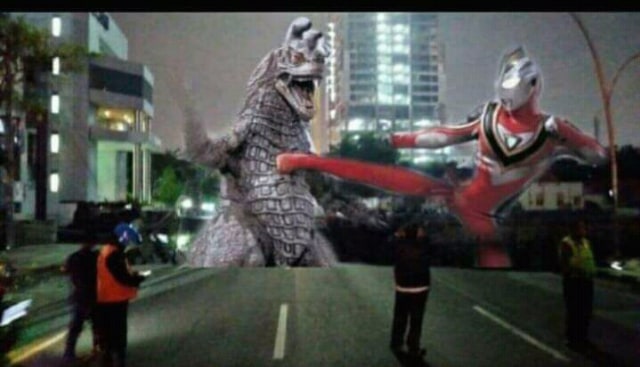Ngakak! Godzilla sampai Hulk Muncul dari Amblesan Jalan Gubeng (6)