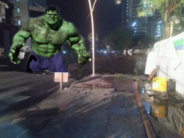 Ngakak! Godzilla sampai Hulk Muncul dari Amblesan Jalan Gubeng (7)
