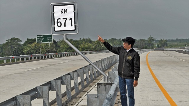 Presiden Jokowi saat di peresmian jalan tol Trans Jawa, Jombang, Jawa Timur. Foto: Presidential palace/Agus Suparto