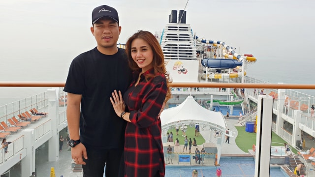 Vokalis Armada Rizal Adi Pradana dan istrinya Monica Imas. (Foto: Achmad Rafiq/kumparan)