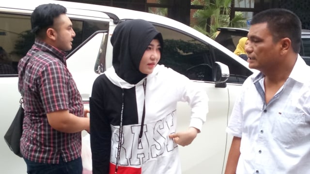 Via Vallen (tengah) memenuhi panggilan penyidik Subdit IV Tipidter Ditreskrimsus Polda Jatim. (Foto: Nuryatin Phaksy Sukowati/kumparan)