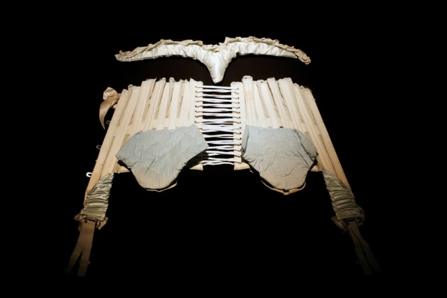 Pakaian dalam wanita yang dibuat pada tahun 1905 di Arts Decoratifs Museum di Paris. (Foto: AFP/FRANCOIS GUILLOT)