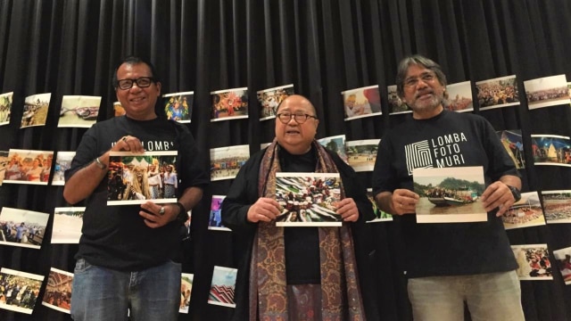 Arbain Rambey, Jaya Suprana, dan Darwis Triadi menunjukan foto peserta juara 1, 2, dan 3. (Foto: Ferry Fadhlurrahman/kumparan)