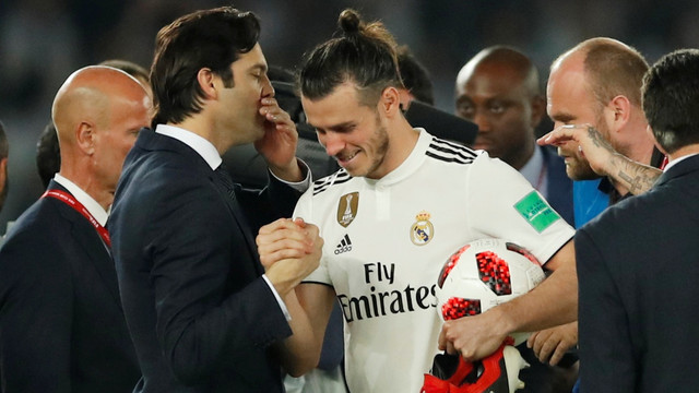 Gareth Bale dan Santiago Solari usai Real Madrid mengalahkan Kashima Antlers di semifinal Piala Dunia Antarklub. (Foto: REUTERS/Andrew Boyers)