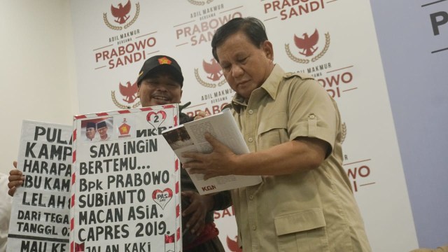 Prabowo (kanan) menerima Rahman, relawan yang berjalan kaki dari Tegal menuju Jakarta di Kantor BPN Prabowo-Sandi. (Foto: Irfan Adi Saputra/kumparan)