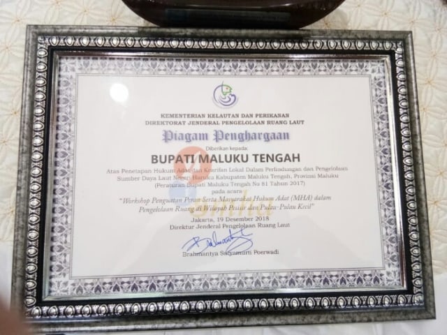 Kementerian Kelautan dan Perikanan memberikan penghargaan kepada Bupati Maluku Tengah