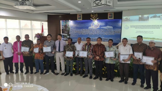 Kementerian Kelautan dan Perikanan memberikan penghargaan kepada Bupati Maluku Tengah (2)