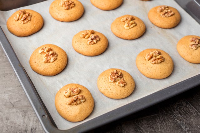 Lapisi dengan parchment paper Foto: Shutter Stock