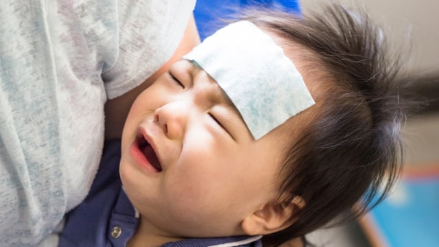 Ilustrasi bayi demam menangis (Foto: Shutterstock)