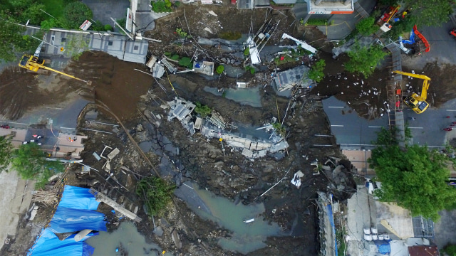Foto aerial proses pengurukan di lokasi jalan ambles di Jalan Raya Gubeng. (Foto: ANTARA FOTO/Didik Suhartono)