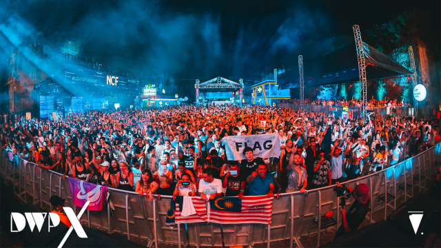 Lautan penonton di panggung Neon Jungle. (Foto: Dok. DWPX)