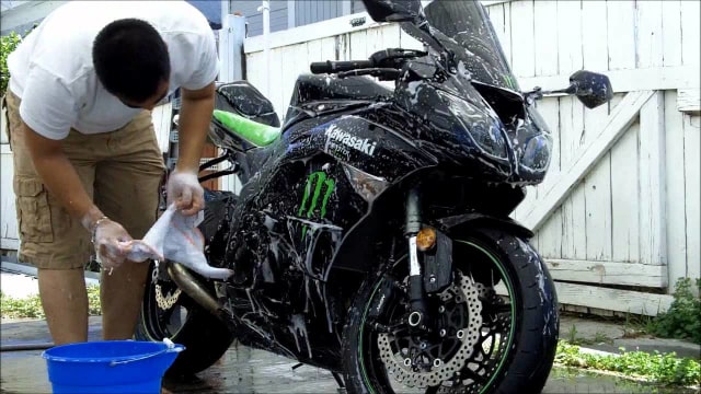 Ilustrasi mencuci motor sport (Foto: dok. Motorcyclist)